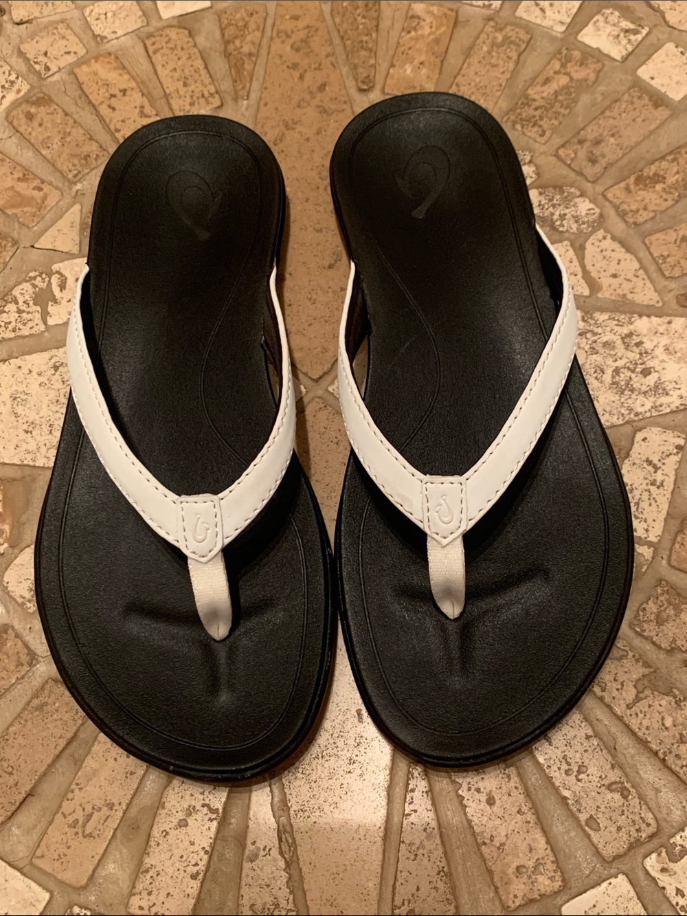 OIukai Women's White Strap with black soles flip flops